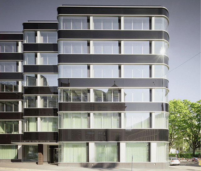 



Harmonische Erscheinung: Gerundete Gebäudeecken sind das Merkmal der ersten gebogenen Closed Cavity Fassade.
