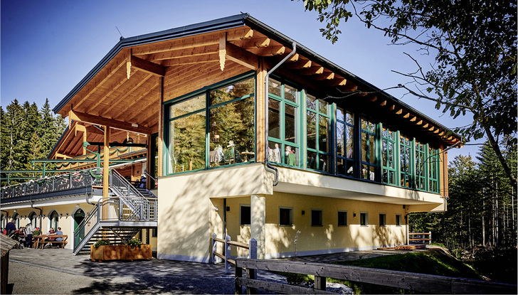 



Das neue Haupthaus hat nur noch ein Obergeschoss, der daran angeschlossene Wintergarten ist eingeschossig und bietet einen herrlichen Ausblick auf den See.

