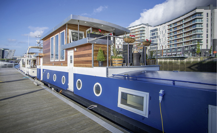 <p>
</p>

<p>
Gillian und David Campbell schufen aus der desolaten „Nolly“ ein Luxus-Hausboot im Hafen von Belfast. Der Rehau Partner Windowmate steuerte witterungsbeständige und passgenau gefertigte Fenster bei.
</p> - © Foto: Rehau

