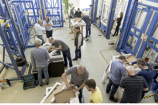 



Winkhaus bietet Einweisungen und Schulungen für Verarbeiter an, die die Nachrüstbeschläge ins Programm nehmen. 
