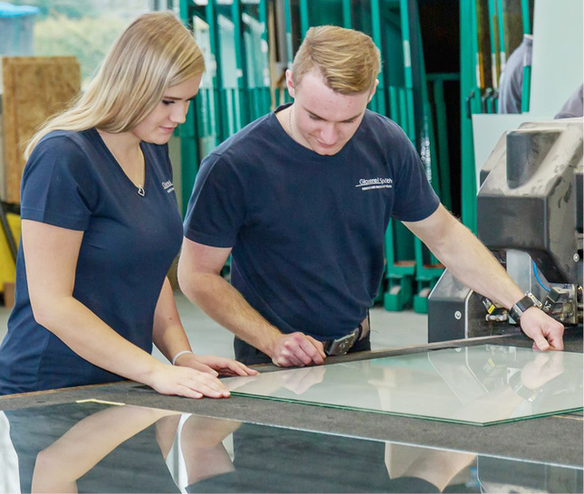 



Dominik Bernecker und Cecile Höllmüller in der Berufsschule in Vilshofen a. d. Donau
