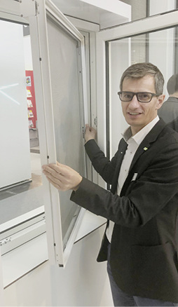 



Vertriebsrepräsentant Volker Raichle zeigt auf der BAU, wie schnell das Außen-Rollo Solix montiert werden kann.
