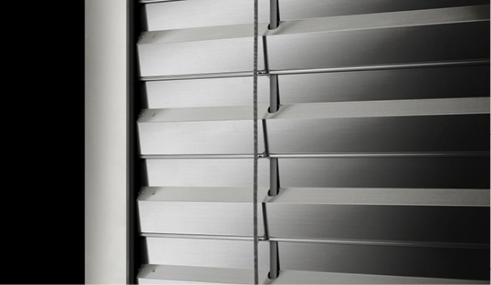 



Schließt besonders dicht und zeigt sich in neutraler, klarer Optik. Durch das kom-pakte Stapelverhalten der Z-Lamelle lassen sich auch hohe Behänge realisieren.
