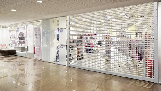 



Für den Abschluss von Geschäftseingängen und Schaufensterfassaden steht mit dem ShopRoller SR eine hochwertige Lösung zur Verfügung, die optional um eine RC2 oder RC3 Sicherheitsausstattung ergänzt werden kann.
