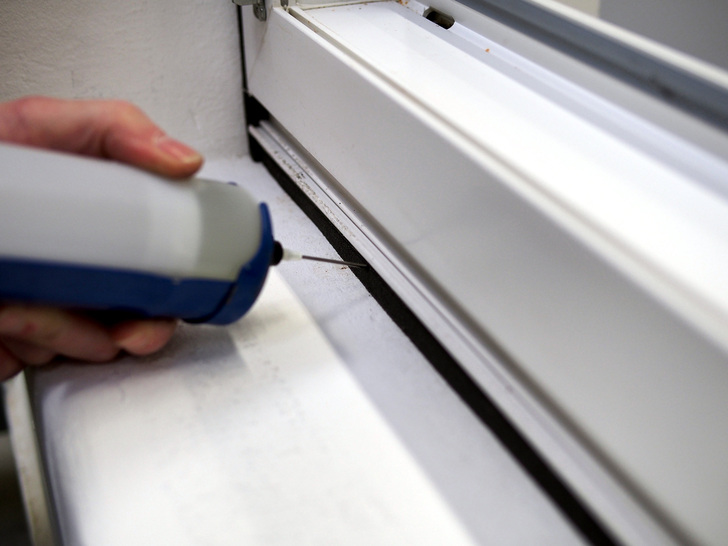 Der “Hanno-Injektionsklotz“ wird in fertig montierte Fugendichtbänder injiziert, erzeugt druckfeste Verklotzungen und vereinfacht so die Montage.