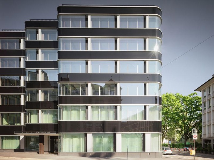 Der neue Gebäudekomplex fügt sich mit seiner abgerundeten Fassade ansprechend in das umgebende Stadtquartier ein. - © Karin Gauch und Fabien Schwartz
