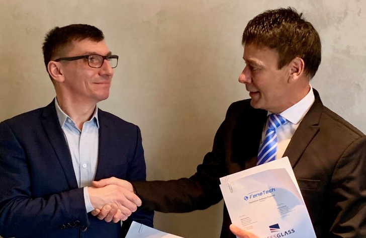 Press Glass CFO Cezary Ziółkowski (l.) und Horst Mertes, CEO von FeneTech Europe, nach den Vertragsverhandlungen.