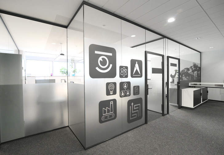 Basys hat das für Glastüren entwickelte “Pivota DX Glass“ zum objektgeeigneten System ausgebaut.