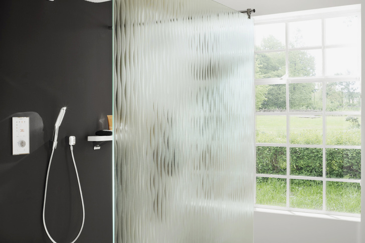 Das Gussglas Waveline Fluid von Saint-Gobain verleiht Innenräumen durch seine dreidimensionale Anmutung eine ganz besondere Note. Ab sofort ist es in 8 mm Dicke und bis zu 2400 mm Breite erhältlich. - © Studioraum GmbH / Saint-Gobain Glass
 Das Gussglas Waveline Fluid von Saint-Gobain verleiht Innenräumen durch seine dreidimensionale Anmutung eine ganz besondere Note. Ab sofort ist es in 8 mm Dicke und bis zu 2400 mm Breite erhältlich.