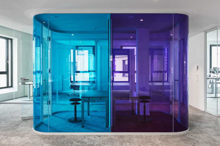 Solche gläserne Boxen dienen mit ihren bunten Glaswänden als temporäre Rückzugsräume für vertrauliche Telefonate und konzentrierte Tätigkeiten. - © nikolay@kazakov.de, www.niko-design.de
