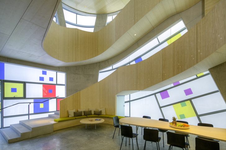 Die Gestaltung der gläsernen Wände spiegelt den Rhythmus von Musiknoten wider. Diese sind als farbige Felder auf die horizontalen Glasbänder übertragen, wie das Auf und Ab einer Melodie. - © Courtesy of Steven Holl, Raf Makda
