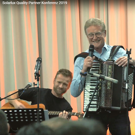 Auch die Abendveranstaltung wurde musikalisch begleitet. Geschäftsführer Stefan Holtgreife (Bild l.) spielte gemeinsam mit IT Teamleiter Carsten Oberwestberg und Solarlux-Gründer Herbert Holtgreife (Bild) Songs, die sich die Teilnehmer auf ausgelegten Karten wünschen konnten. - © Solarlux Youtube-Video zur Veranstaltung
