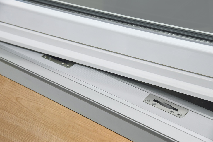 Beim “NX“-Nullbarriere-System blockiert eine bis 300 kg rückdruckgesicherte Kreiszunge das Verschieben des Beschlages bei geschlossener Griffposition.