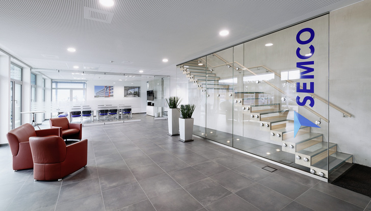 Durch Designgläser und -produkte sowie konstruktive Glasbauelemente wird der Standort selbst zum Showroom.