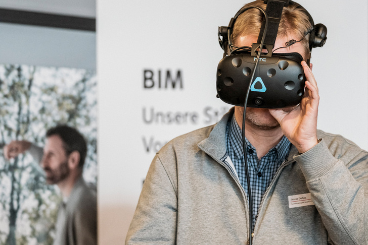Mittels einer VR-Brille konnten die Kunden die Schnittstellenlösungen in der Planungsmethode BIM hautnah erleben.