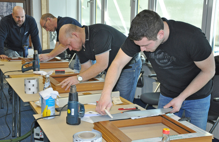 Im Seminar Folienreparatur am Headquarter in Türkheim wurden Schadensbilder analysiert und am kaschierten Fensterprofil behoben.