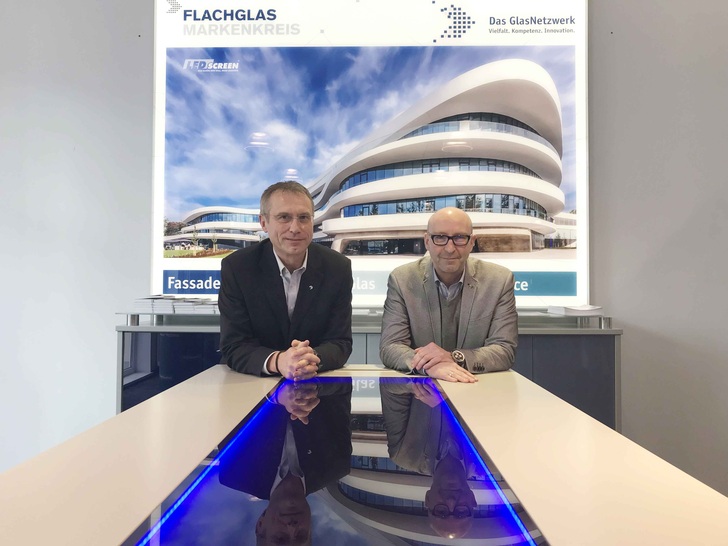 Freuen sich über die Mitgliedschaft im Next-Studio: Thomas Stukenkemper (l.) und Michael Scheer, die GF des Flachglas MarkenKreises. - © Matthias Rehberger / GLASWELT
