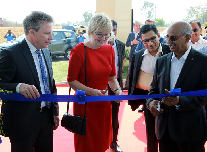 Andreas und Elke Hartleif sowie der Geschäftsführer von NCL Veka, Ashven Datla eröffneten gemeinsam mit Jayesh Ranjan, dem zuständigen Minister für Industrie, Handel und Informationstechnologie des Bundesstaates Telangana, das indische Extrusionswerk. (v.l.)