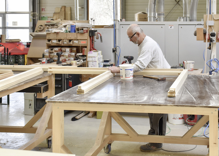 Bei Reicherters ist die Verleimpresse überflüssig geworden; simple Schrauben sorgen dafür, dass die Rahmen eine Anfangsfestigkeit aufweisen.