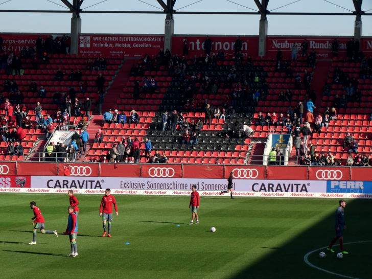 Für die Fans des FC Ingolstadt 04 zeigt sich die Partnerschaft während der Heimspiele ihres Vereins in 20 Metern Bandenwerbung am Spielfeldrand.
