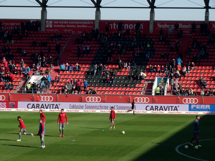 Für die Fans des FC Ingolstadt 04 zeigt sich die Partnerschaft während der Heimspiele ihres Vereins in 20 Metern Bandenwerbung am Spielfeldrand. - © Caravita
