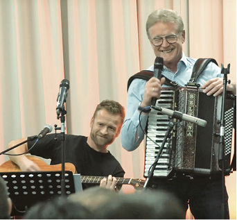 <p>
Auch die Abendveranstaltung wurde musikalisch begleitet. Geschäftsführer Stefan Holtgreife (Bild l.) spielte gemeinsam mit IT Teamleiter Carsten Oberwestberg und Solarlux-Gründer Herbert Holtgreife (Bild) Songs, die sich die Teilnehmer auf ausgelegten Karten wünschen konnten.
</p>

<p>
</p> - © Foto: Solarlux Youtube-Video

