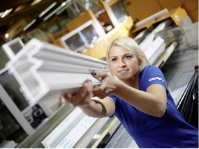 



Um eine fundierte und umfassende Ausbildung kümmern sich bei der Veka AG die Ausbilder der verschiedenen Fachbereiche. Als eine strategische Investition kann deshalb auch die Aus- und Weiterbildung eigener Fachkräfte angesehen werden.
