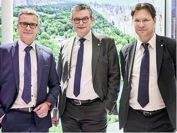 



Wicona erweitert Geschäftsführung (v.l.): Dr. Werner Jager (Technisches Marketing), Ralf Seufert (Vorsitzender) und Geno Shulew (Finanzen)
