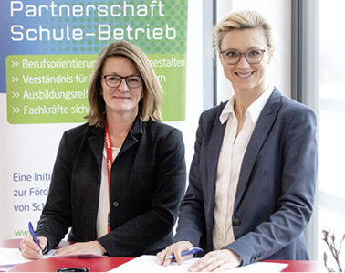 <p>
</p>

<p>
Nicole Küwen (r.), stellvertretende Personalleiterin bei Markilux, und Schulleiterin Mechtild Sitte-Westrick
</p> - © Foto: Markilux

