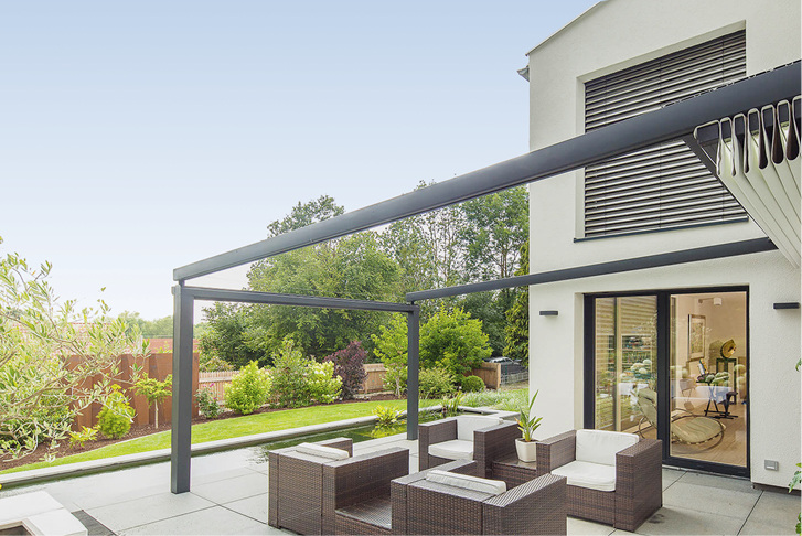 
Die schlanke Bauweise der Profile und das faltbare Textilpaket lassen die Bella Plaza optisch weitestgehend verschwinden.



