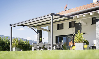 



Bei der Xtesa Plain handelt es sich nach der Definition von KE um eine Pergolamarkise mit einrollbarem Markisenstoff.
