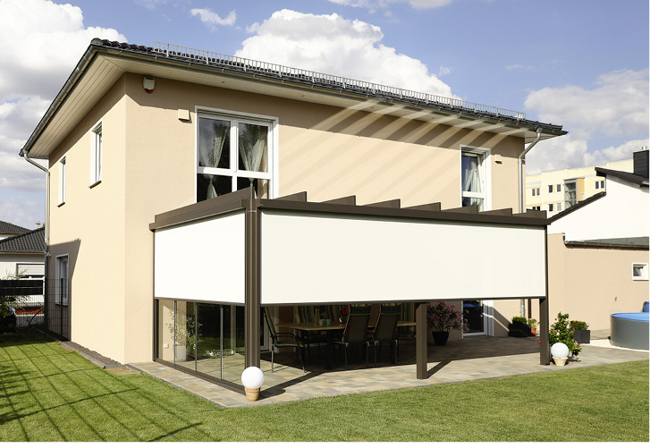 



Mit der Senkrecht-Markise VertiTex II können auch die senkrechten Öffnungen geschlossen werden, um so für ein angenehmes Klima zu sorgen. Auch optionale Glasschiebe- oder Faltschiebeanlagen schützen vor Wind und Wetter.
