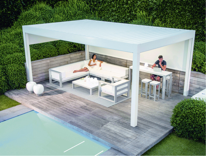 



Freistehend oder an die Wand angelehnt schafft die Camargue viele Möglichkeiten für Schattenplätze auf der Terrasse oder im Garten.
