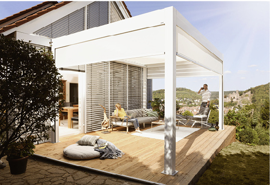 



Zusätzlich besteht die Option der direkten Wandanbindung, sodass sich Lamaxa ästhetisch in die Architektur des Hauses integrieren lässt. Die Pfosten an der Hauswand entfallen und ein störender Wasserdurchlauf zwischen Traverse und Wand wird vermieden.
