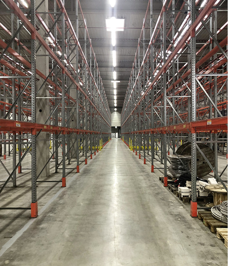 



Die im Aufbau befindlichen Hochregale haben den Besuchern einen ersten Eindruck der insgesamt 130 m tiefen Produktions- und Lagerhallen gegeben.
