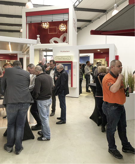 



180 Gäste inspizierten bei der Eröffnungsfeier alle Ausstellungsmuster. Wer wollte, konnte an einer kleinen Montagebattle mit dem Systemraffstore teilnehmen.
