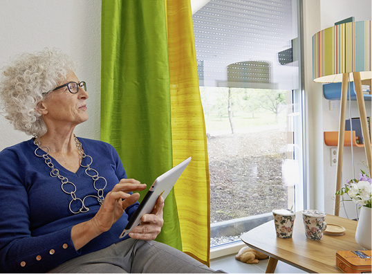 <p>
</p>

<p>
Mit der Zeit stellen alltägliche Tätigkeiten Barrieren dar. Smarthome sorgt dafür, dass die eigenen vier Wände in jedem Alter zu einem Ort der Sicherheit werden.
</p> - © Foto: Somfy

