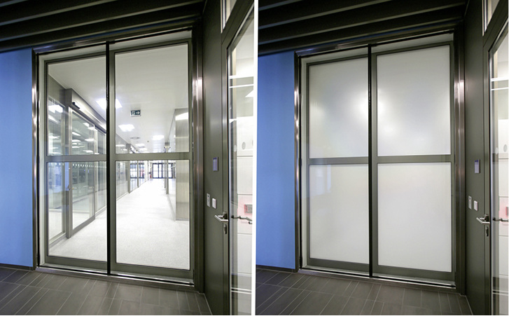 



Die in diese Türen eingebauten eyrise Gläser lassen sich bei Bedarf in Sekundenschnelle blickdicht schalten. 
