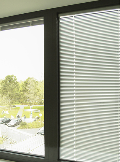 



Einfallendes Tageslicht lässt sich via Lamellen im SZR an die Decke lenken und strahlt dann diffuses Licht in den Raum.
