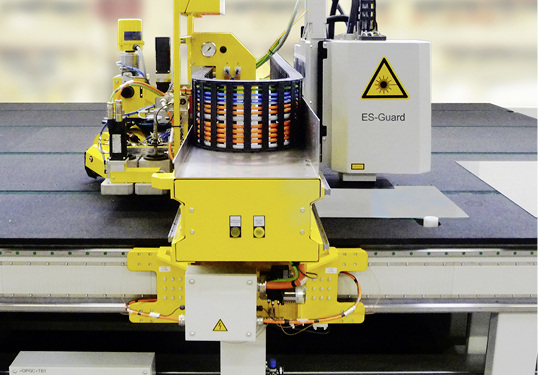 



Erfolgt die Lasermarkierung direkt auf der Schneidanlage und noch vor dem Zuschnitt, ist eine eindeutige Identifizierung des Glases in der eigenen Fertigung sowie über den gesamten Produktlebenszyklus möglich.
