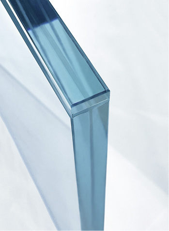 <p>
</p>

<p>
Eine Glasleiste wird als Kantenschutz auflaminiert und schließt sauber ab, schon bei dünnen 2-fach-Laminaten. 
</p> - © Foto: Sedak

