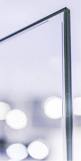 



Das Vakuum-Isolierglas „Fineo“ dämme mit einem Ug-Wert von 0,4 bis 0,7 W/(m²K), es besteht aus zwei, mindestens
 3 mm
 dicken Glasscheiben, die durch eine Vakuumschicht von 0,1 mm getrennt sind. 
