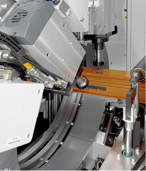 



Die vier Frässpindeln des SBZ 628 S bearbeiten Profile in Winkelkombinationen zwischen 0° und 360°. 
