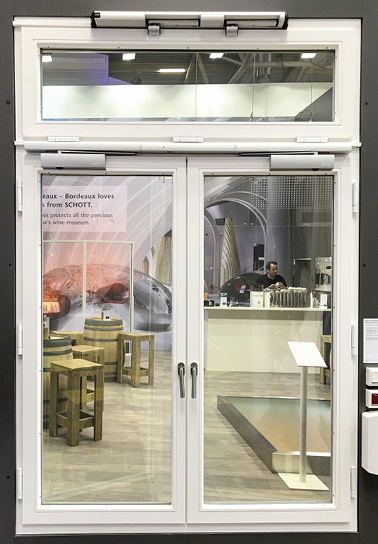 



Das feuerhemmende Holzfenster mit selbstschließenden Drehflügeln ist optisch von einem modernen Holzfenster nicht zu unterscheiden.
