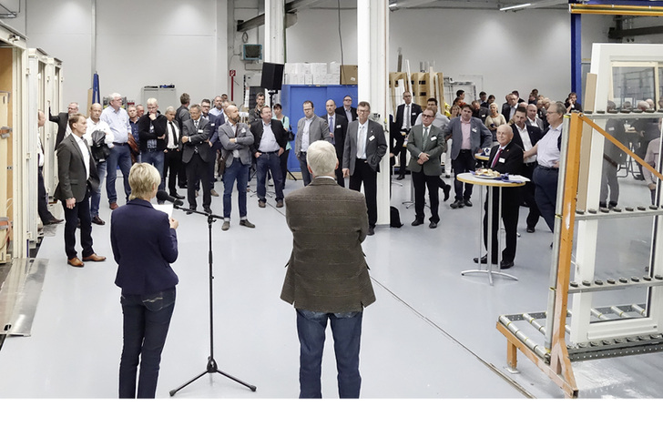 



Kongressteilnehmer bekommen die Gelegenheit, Erfolgsrezepte bei der Betriebsbesichtigung bei Herbert Schenk Fensterbau live aufzuspüren.
