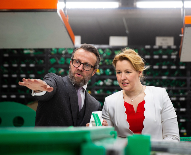 Stefan Schwanekamp erläutert Dr. Giffey den Biegeprozess von Kunststoffprofilen