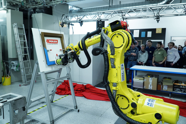 Praxisvorführungen in der Fenster-Anwendungstechnik mit einem innovativen Schleifroboter - © Adler-Werk
 Praxisvorführungen in der Fenster-Anwendungstechnik mit einem innovativen Schleifroboter