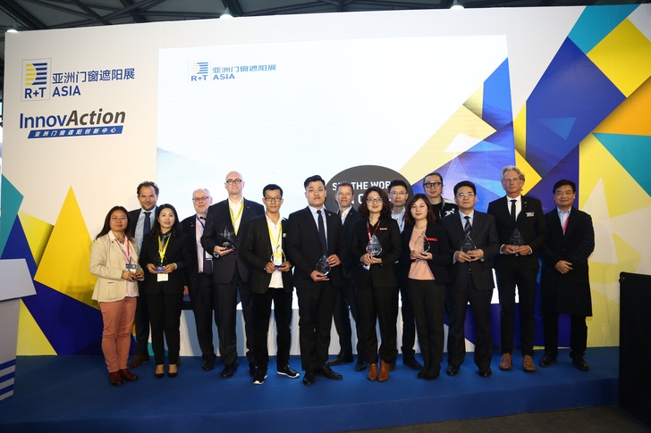 Nominierte, Jury und der Gewinner des InnovAction Awards für Sonnenschutz, Jiri Burda, von Burda Worldwide Technologies (5.v.l.)