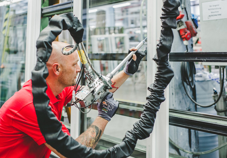 100 Prozent Made in Austria: Internorm produziert ausschließlich in Österreich, inklusive eigener Profilextrusion und eigener Isolierglas- sowie ESG-Glasproduktion. Mit dem zweiten ESG-Ofen wurde die Wertschöpfung am Standort Traun nochmals gesteigert und die Versorgungssicherheit sowie die Unabhängigkeit von der Zulieferindustrie sichergestellt.