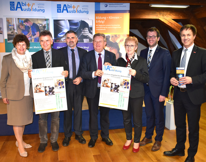 Berufsschulverbandsvorsitzender Walter Taubeneder, Ltd.MR Werner Lucha, Landrat Franz Meyer, Schulleiterin Christa Jungwirth, Bürgermeister Florian Gams, Stellvertretender Hauptgeschäftsführer der Handwerkskammer Ndb/Opf Hans Schmidt